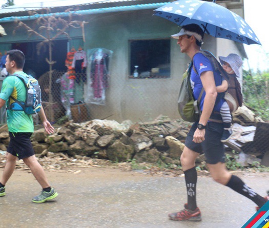 Chùm ảnh: Sa Pa "thất thủ toàn tập" bởi 2500 runner tràn xuống phố