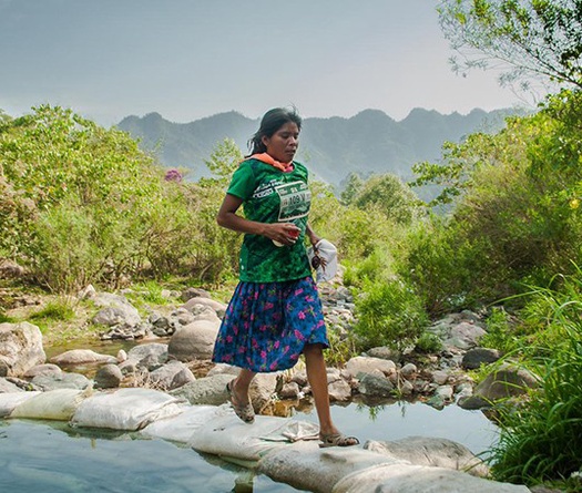 Cô gái bộ tộc Tarahumara VĐ giải chạy 50km với đôi sandal tái chế
