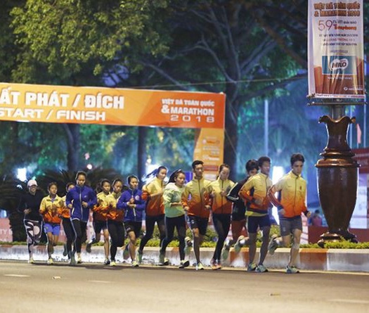 Giải Việt dã báo Tiền Phong 2018: Những VĐV "lọ mọ" trong đêm Buôn Ma Thuột