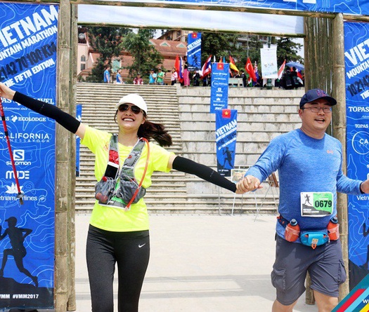 Hoa hậu Hương Giang "tình tứ" cùng chồng chạy ở Sa Pa