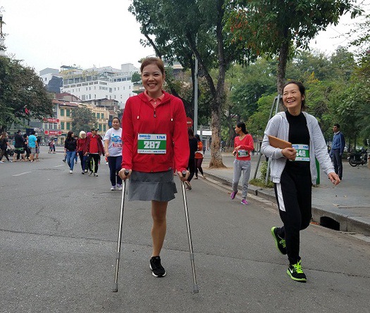 "Nổi gai ốc" hình  ảnh cô gái một chân chạy về đích ở Hồ Gươm