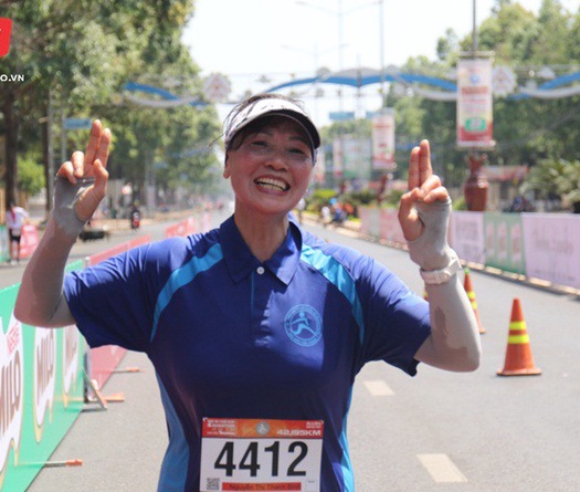 Người phụ nữ cao tuổi chạy marathon nhanh nhất Việt Nam ở Buôn Ma Thuột