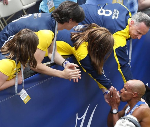 Những khoảnh khắc xúc động khó quên tại Boston Marathon 2017