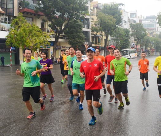 Hà Nội sáng mùng 1 Tết vắng hoe, có những người dậy sớm chạy bộ