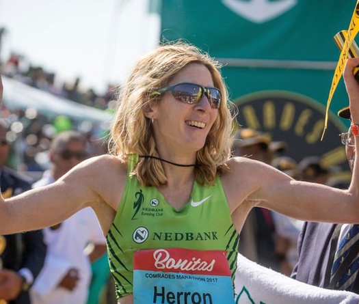 Đánh bại nam giới, nữ runner lập KLTG chạy 100 dặm nhờ...uống bia