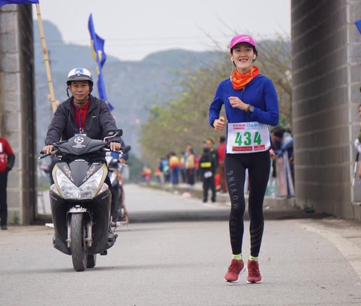Nữ VĐV nghiệp dư duy nhất giải Việt dã: "Anh cứ đi bên lề đời em đi"