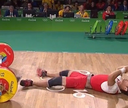 Thạch Kim Tuấn trắng tay, Long Qingquan lập KLTG hạng cân 56kg