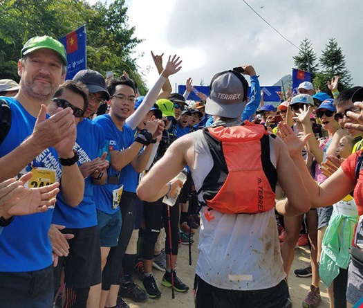 Theo chân 1800 VĐV vật vã bám đuổi nhau chạy vượt núi Sa Pa