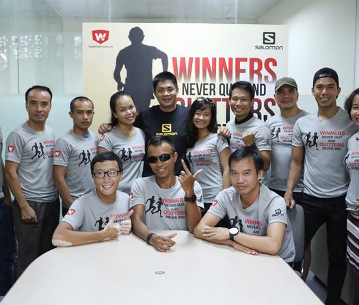 VĐV hào hứng nhận Bib và áo thi đấu giải chạy leo núi Vietnam Mountain Marathon