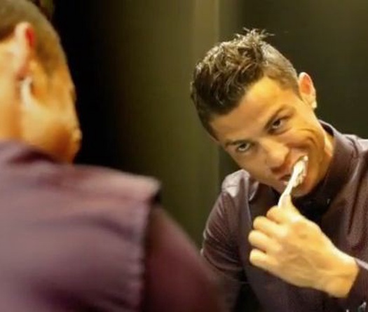 Cầu thủ không nên cấy ghép răng?