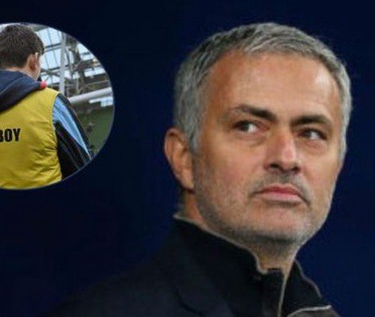 Jose Mourinho ăn thua cả với... đám trẻ nhặt bóng trong sân