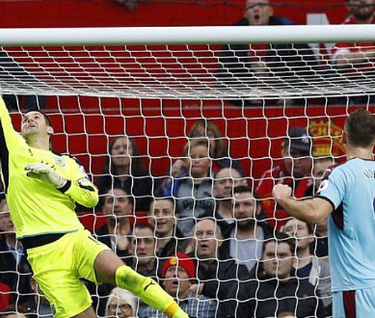 Ngày về Old Trafford, Heaton buộc Ibra và Pogba làm nền cho mình