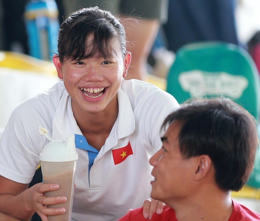 Chùm ảnh: Ánh Viên vui vẻ đùa nghịch dù không được thi đấu