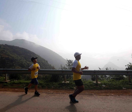 Những "bước chân nhỏ" kiêu hãnh chinh phục đỉnh Mã Pí Lèng