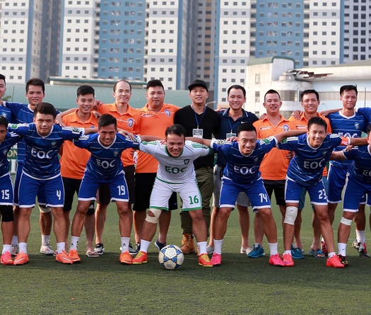 Tuấn Hưng chia vui với EOC trong ngày đăng quang