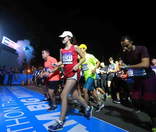 Hàng ngàn runner xuất phát trong đêm tại HCMC Marathon 2018