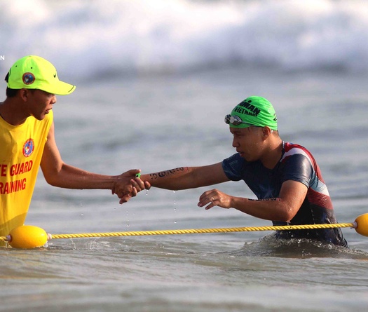 Hàng trăm "Người sắt" phải đầu hàng trước những con sóng biển Đông