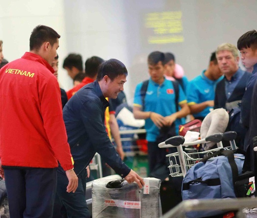 HLV Hoàng Anh Tuấn giúp HLV Hữu Thắng tìm hành lý tại sân bay Nội Bài