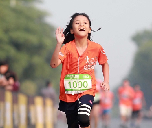 Ngả mũ thán phục trước các runner nhí tại Longbien Marathon 2017
