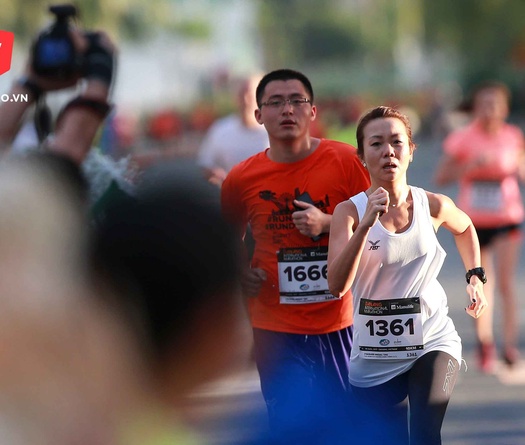 Ngả mũ trước nghị lực của các "bóng hồng" trên đường đua marathon Đà Nẵng