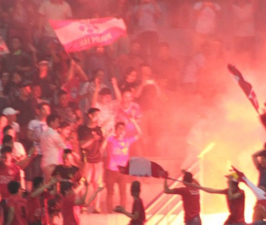 CLB Hải Phòng bị phạt 20 triệu vì để CĐV đốt pháo sáng