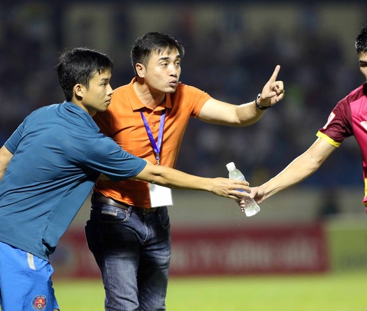 Treo còi trọng tài trên sân Thanh Hoá, ngó lơ sân Cẩm Phả 