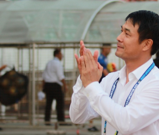 HLV Hữu Thắng phấn khích với chiến thắng của ĐTVN
