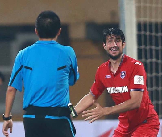 Video: Trọng tài từ chối quả penalty của T.Quảng Ninh