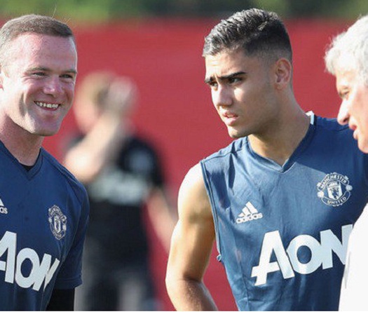 Rooney với nguy cơ bị Pogba và Mkhitaryan chiếm chỗ
