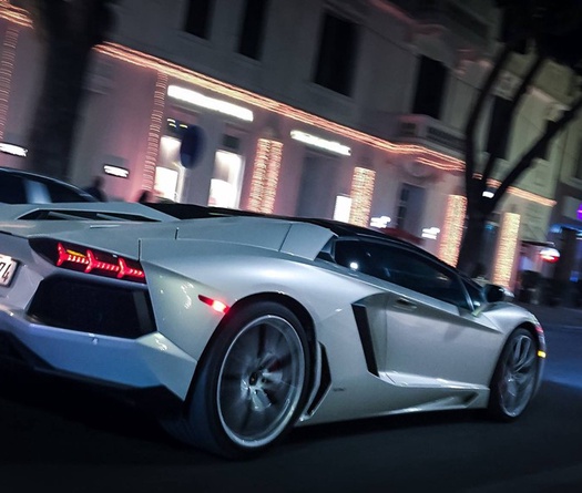 “Siêu bò” Lamborghini Aventador trắng ngọc trai dạo phố đầu năm