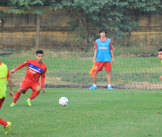 Chưa dứt chấn thương, Tuấn Anh làm trọng tài biên ở buổi tập của U23 Việt Nam
