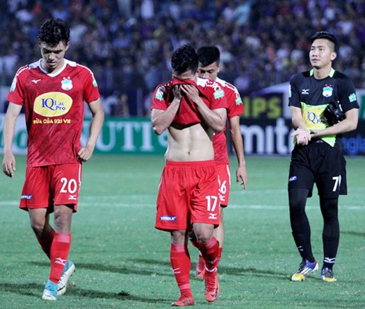 HLV HAGL thừa nhận học trò dễ gục ngã trước Hà Nội FC sau pha bóng xấu xí