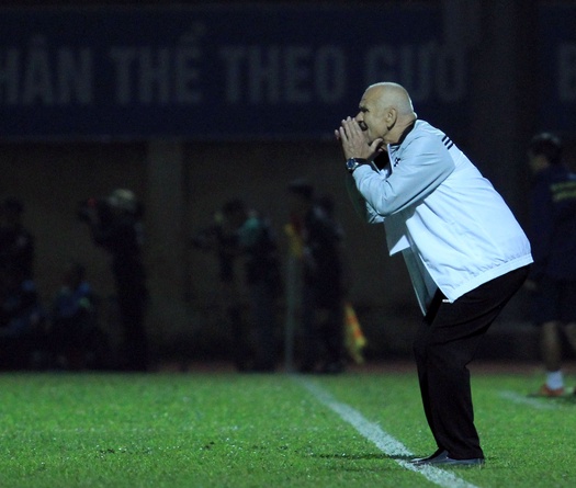 Sợ Omar đá hỏng phạt đền, HLV Petrovic vượt rào vào sân trấn tĩnh học trò