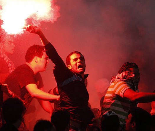 Pháo sáng nguy hiểm cỡ nào và tại sao cấm đốt trong sân vận động?