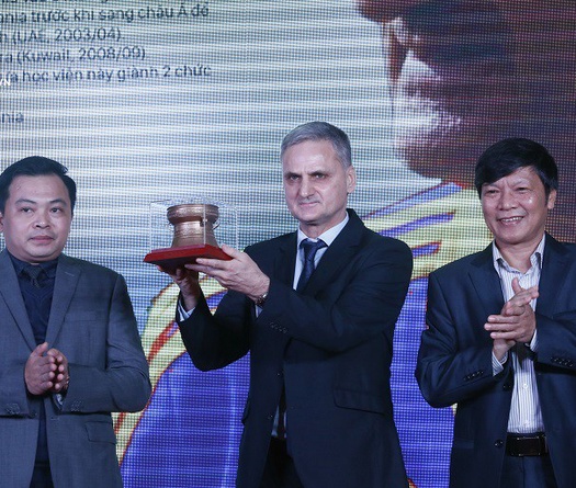 Tân HLV Mihail Marian của FLC Thanh Hóa: Xem tivi ấn tượng Văn Thắng