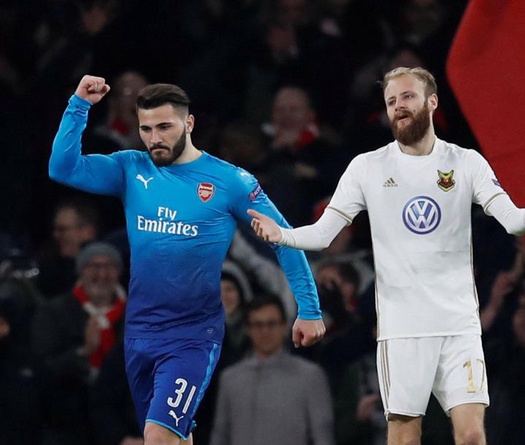 Video: Arsenal thua sốc nhưng vẫn đi tiếp tại Europa League