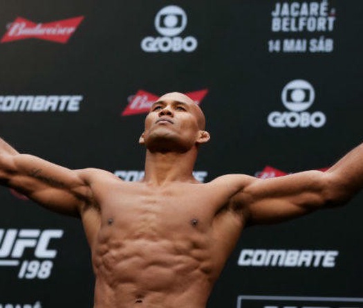 Souza: "Thật nực cười nếu để Dan Henderson tranh đai"