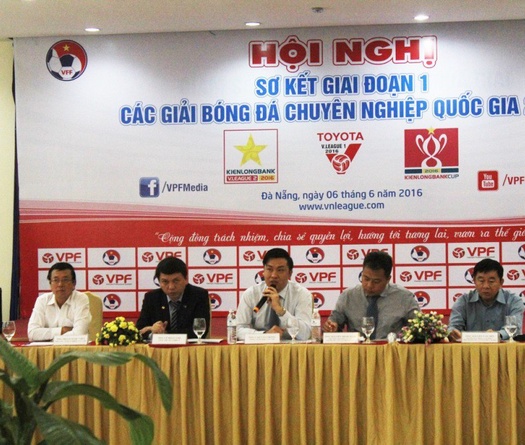 Sơ kết các giải bóng đá chuyên nghiệp Việt Nam 2016: Trọng tài lại là điểm nóng