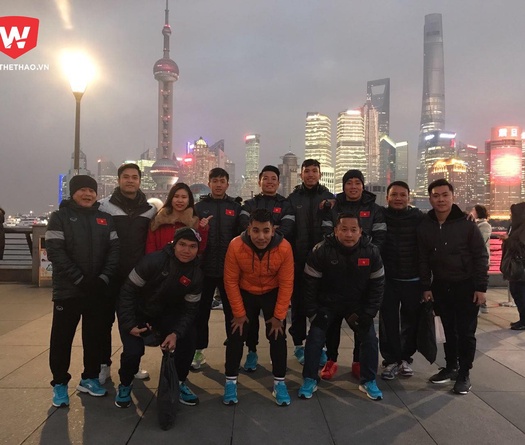 Lưu học sinh hỗ trợ cho U23 Việt Nam du lịch Thượng Hải 