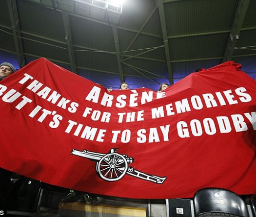 CĐV Arsenal giăng biểu ngữ đòi Wenger ra đi