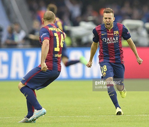 Cả đội hình Barca vỗ tay trước siêu phẩm của Alba