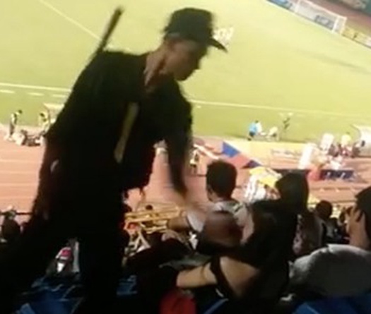 CSCĐ thẳng tay tát nữ CĐV trên khán đài