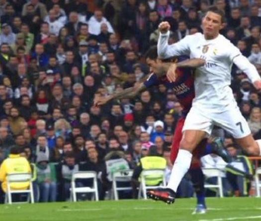 Tình huống CR7 tặng cùi chỏ cho Daniel Alves