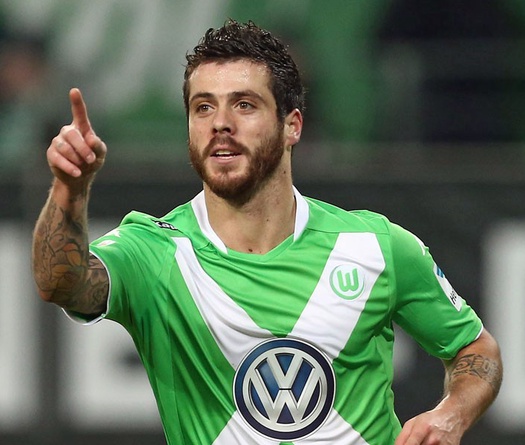 Cận cảnh Vieirinha “nhè răng” sau khi lĩnh cùi chỏ của Toni Kroos