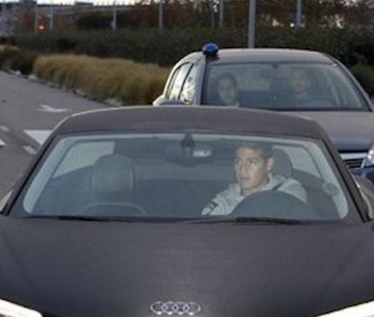 Cristiano Ronaldo châm chọc James Rodriguez trên sân tập