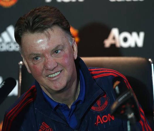 Hậu đại chiến với Arsenal, Van Gaal bị ví với… gà