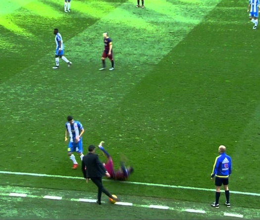 HLV Luis Enrique trổ tài rabona điệu nghệ trong trận derby Catalan