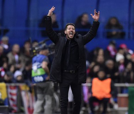 HLV Simeone “đứng ngồi không yên” trong trận tiếp PSV