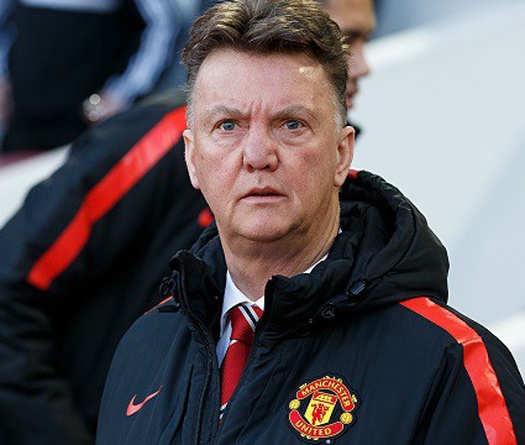 HLV Van Gaal “lăn đùng” ra sân phản đối trọng tài