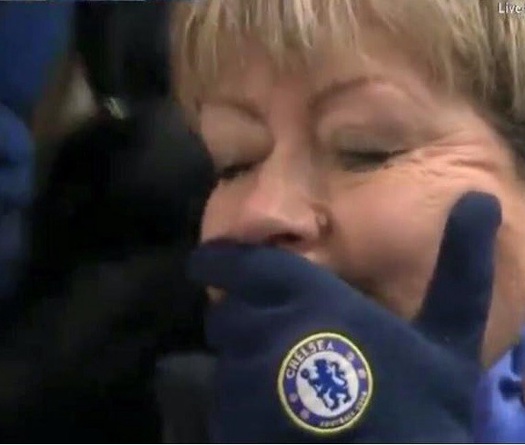 Nỗi buồn thấu tim của nữ CĐV Chelsea